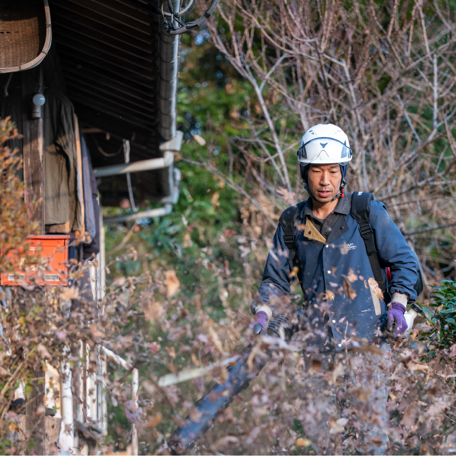 ブロワーで落ち葉を飛ばしている写真